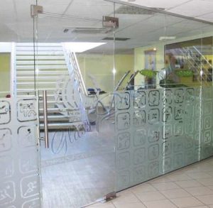 Стеклянные перегородки с распашными дверями