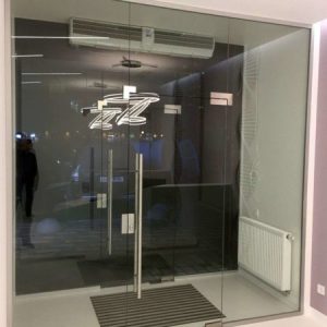 Стеклянные перегородки с распашными дверями